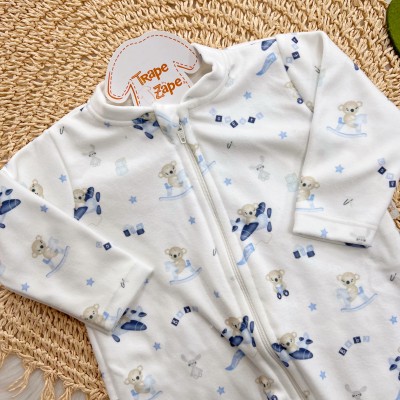Macacão em Soft com Abertura em Zíper Coala Brincando - Off White e Azul